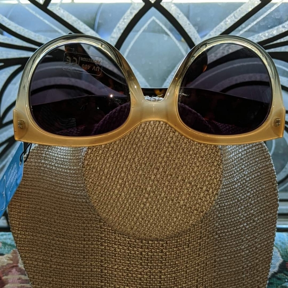 Sunglasses Blonde, Cream to Clear fade and Tortoise Shell marked Steve Madden - Picture 4 of 4